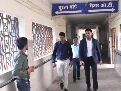 डॉक्टर गायब थे ड्यूटी से, जिला अस्पताल की अव्यवस्था देखकर कलेक्टर ने लगाई फटकार डॉक्टर गायब थे ड्यूटी से, जिला अस्पताल की अव्यवस्था देखकर कलेक्टर ने लगाई फटकार