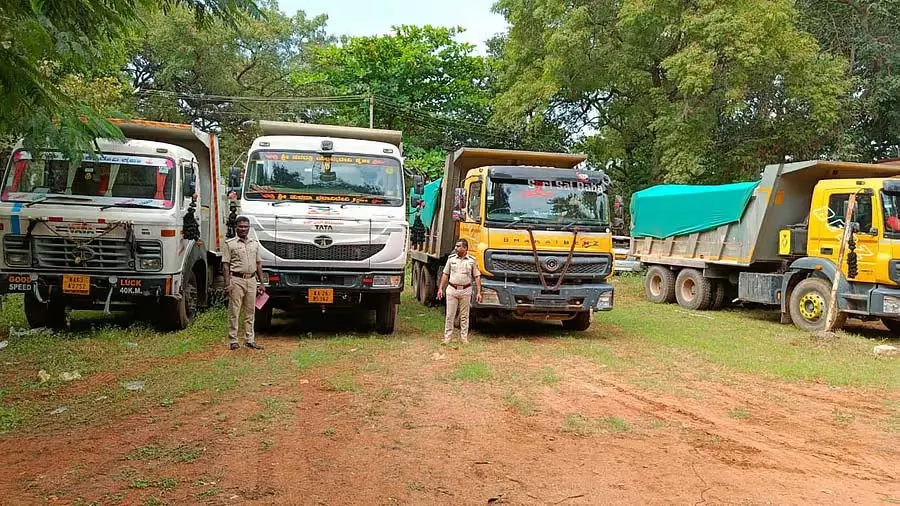 Overload : रेत ले जा रहे चार ट्रक जब्त Overload : रेत ले जा रहे चार ट्रक जब्त