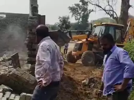बेशकीमती जमीन कब्जा मुक्त, तहसीलदार ने चलवाया बुलडोजर बेशकीमती जमीन कब्जा मुक्त, तहसीलदार ने चलवाया बुलडोजर