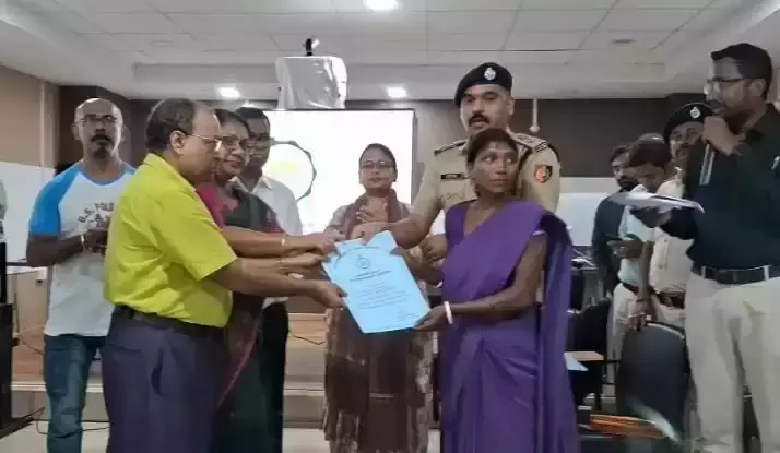 Jalpaiguri: 42 लोग बाढ़ राहत में योगदान के लिए हुए सम्मानित Jalpaiguri: 42 लोग बाढ़ राहत में योगदान के लिए हुए सम्मानित