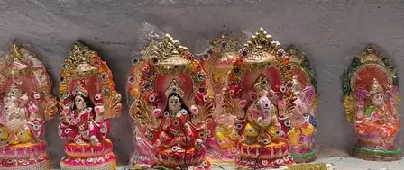 Dhanteras: धनतेरस पर सजा बाजार, खरीदारी को उमड़ी भीड़ Dhanteras: धनतेरस पर सजा बाजार, खरीदारी को उमड़ी भीड़