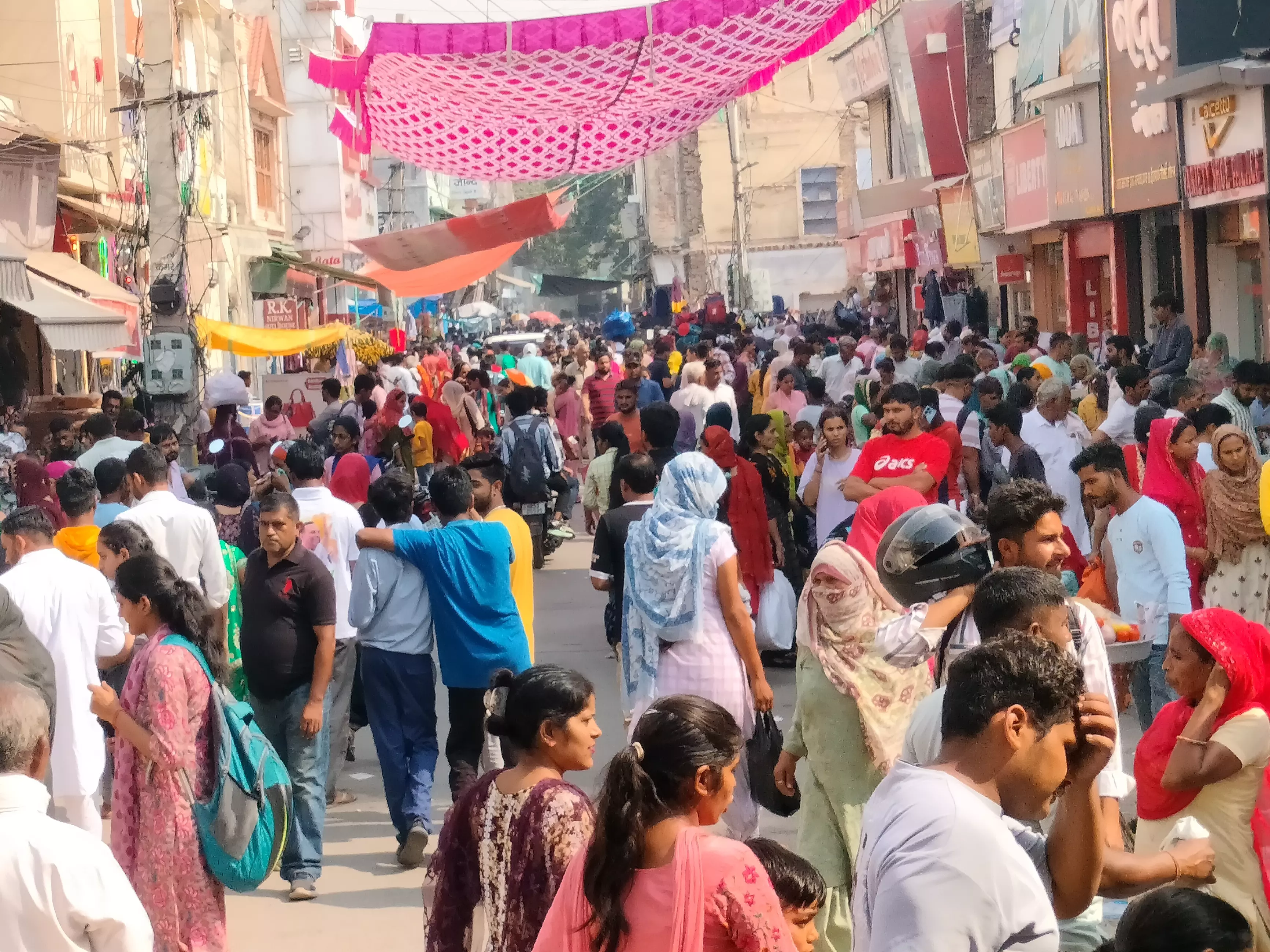 Jind: धनतेरस पर बाजारों में लोगों की भीड़, खरीदारी का उत्साह Jind: धनतेरस पर बाजारों में लोगों की भीड़, खरीदारी का उत्साह