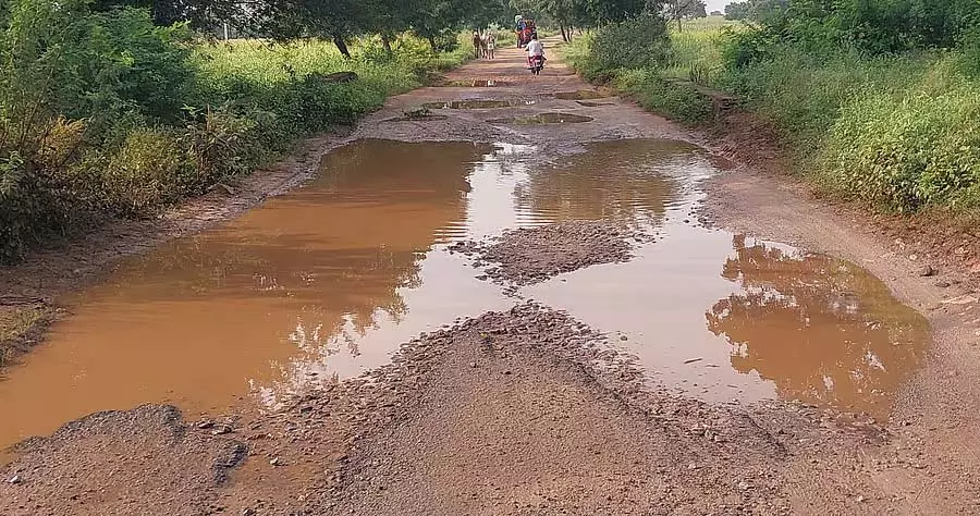 Kanakagiri : खराब सड़कें, ट्रैफ़िक में रुकावट Kanakagiri : खराब सड़कें, ट्रैफ़िक में रुकावट