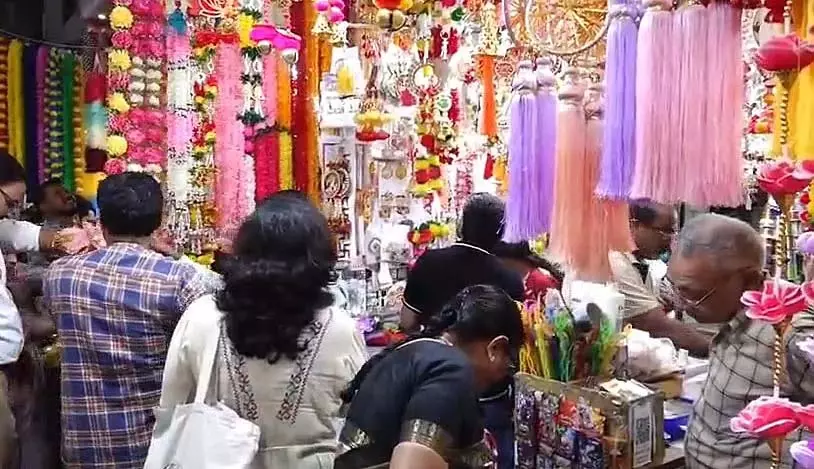 Bhopal : धनतेरस पर नए मार्केट, 10 नंबर मार्केट में रौनक Bhopal : धनतेरस पर नए मार्केट, 10 नंबर मार्केट में रौनक