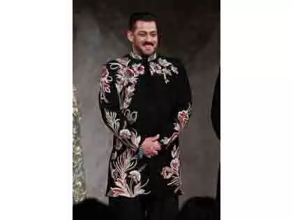 Salman Khan: मुंबई लौटने के बाद मीडिया को दी दिवाली की हार्दिक शुभकामनाएं Salman Khan: मुंबई लौटने के बाद मीडिया को दी दिवाली की हार्दिक शुभकामनाएं