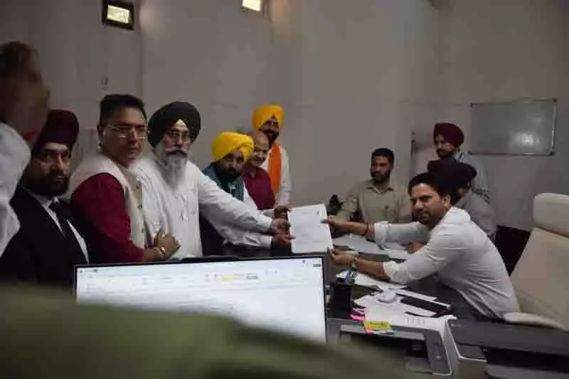 उपचुनाव के लिए आप और BJP उम्मीदवारों ने नामांकन पत्र दाखिल किए, सात उम्मीदवार मैदान में उपचुनाव के लिए आप और BJP उम्मीदवारों ने नामांकन पत्र दाखिल किए, सात उम्मीदवार मैदान में