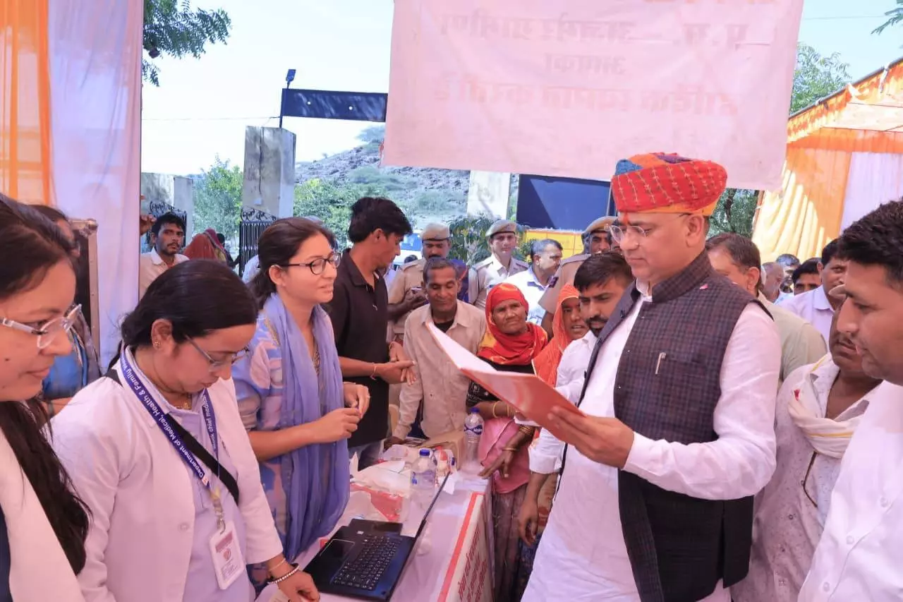 Jaipur: सेवा शिविरों के माध्यम से जनता को मिल रहे लाभ, विकास कार्यों का शुभारंभ Jaipur: सेवा शिविरों के माध्यम से जनता को मिल रहे लाभ, विकास कार्यों का शुभारंभ