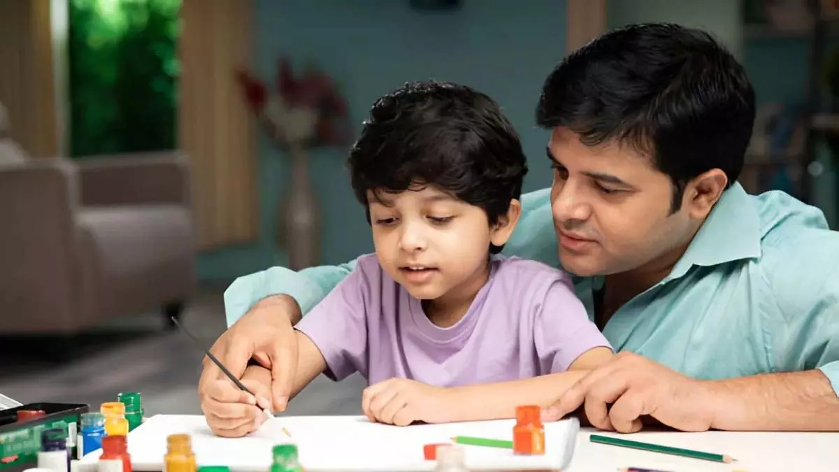 Screen Time से ईमानदारी तक- बच्चों को जीवन भर समझ देने वाले 10 पेरेंटिंग नियम Screen Time से ईमानदारी तक- बच्चों को जीवन भर समझ देने वाले 10 पेरेंटिंग नियम