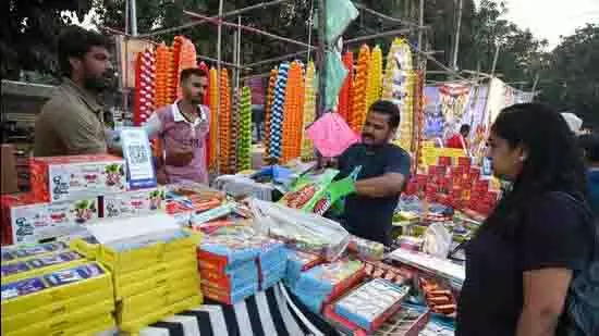 Greater Noida में ग्रीन पटाखों की बिक्री के लिए पांच स्थान अधिसूचित Greater Noida में ग्रीन पटाखों की बिक्री के लिए पांच स्थान अधिसूचित