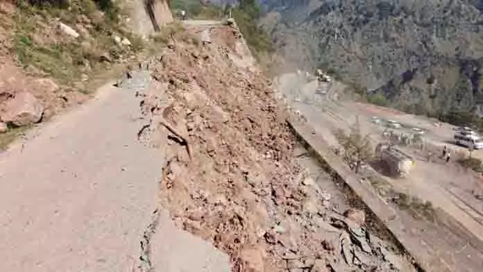 RAMBAN: राष्ट्रीय राजमार्ग पर सुरक्षा दीवार गिरने से यातायात बाधित RAMBAN: राष्ट्रीय राजमार्ग पर सुरक्षा दीवार गिरने से यातायात बाधित