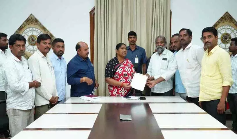 मंत्री Seethakka के साथ ग्राम पंचायत व्यवसाय कर्मचारी संघ की बैठक मंत्री Seethakka के साथ ग्राम पंचायत व्यवसाय कर्मचारी संघ की बैठक