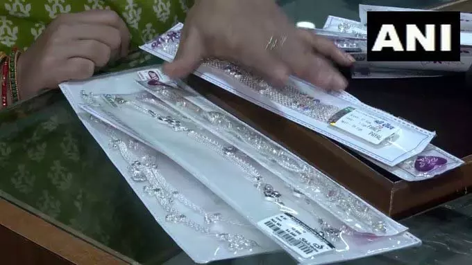 रांची में धनतेरस पर लोगों की चांदी और सोने की खरीदारी में भीड़ रांची में धनतेरस पर लोगों की चांदी और सोने की खरीदारी में भीड़