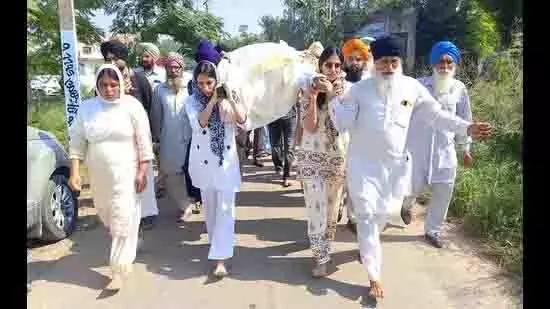 Ludhiana: दो बहनों ने पुलिसकर्मी का अंतिम संस्कार किया Ludhiana: दो बहनों ने पुलिसकर्मी का अंतिम संस्कार किया