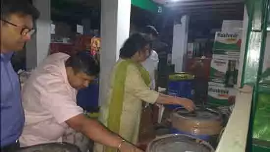 Ludhiana: 160 किलो नकली मिठाइयाँ नष्ट की गईं, नमूने लिए गए Ludhiana: 160 किलो नकली मिठाइयाँ नष्ट की गईं, नमूने लिए गए