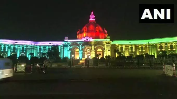 धनतेरस और दिवाली की तैयारियों के चलते बाजार और विधानसभा जगमगाए धनतेरस और दिवाली की तैयारियों के चलते बाजार और विधानसभा जगमगाए