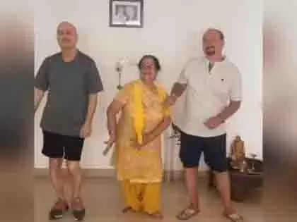 Anupam Kher ने मां दुलारी और भाई राजू के साथ मनमोहक नृत्य का आनंद लिया Anupam Kher ने मां दुलारी और भाई राजू के साथ मनमोहक नृत्य का आनंद लिया