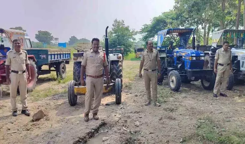 Maganur में अवैध रेत परिवहन पर पुलिस ने चार ट्रैक्टर जब्त किए Maganur में अवैध रेत परिवहन पर पुलिस ने चार ट्रैक्टर जब्त किए