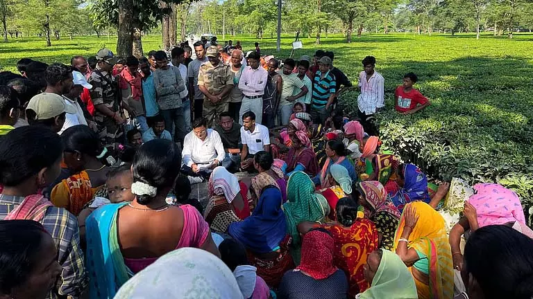 सुविधाओं की कमी को लेकर Atiyabari चाय बागान श्रमिकों का विरोध प्रदर्शन सुविधाओं की कमी को लेकर Atiyabari चाय बागान श्रमिकों का विरोध प्रदर्शन