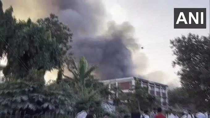 Bangladesh Airport में लगी आग पर काबू, फ्लाइट संचालन फिर से शुरू Bangladesh Airport में लगी आग पर काबू, फ्लाइट संचालन फिर से शुरू
