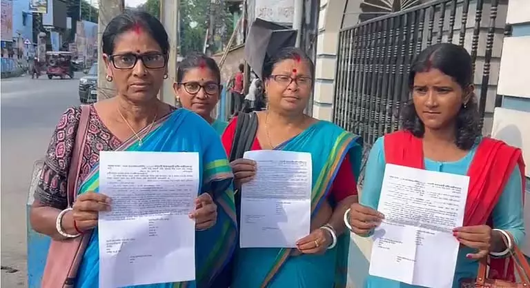 Balurghat आंगनवाड़ी कार्यकर्ताओं ने प्रतिज्ञा में हालत देख उठकर बैठ गईं Balurghat आंगनवाड़ी कार्यकर्ताओं ने प्रतिज्ञा में हालत देख उठकर बैठ गईं
