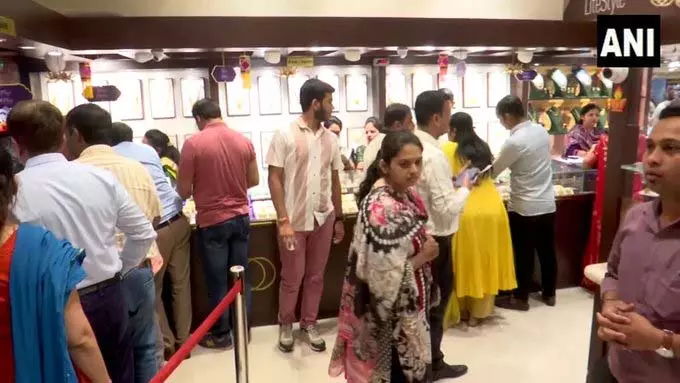 पुणे के आभूषण बाजार में धनतेरस पर ग्राहकों की भारी भीड़ पुणे के आभूषण बाजार में धनतेरस पर ग्राहकों की भारी भीड़