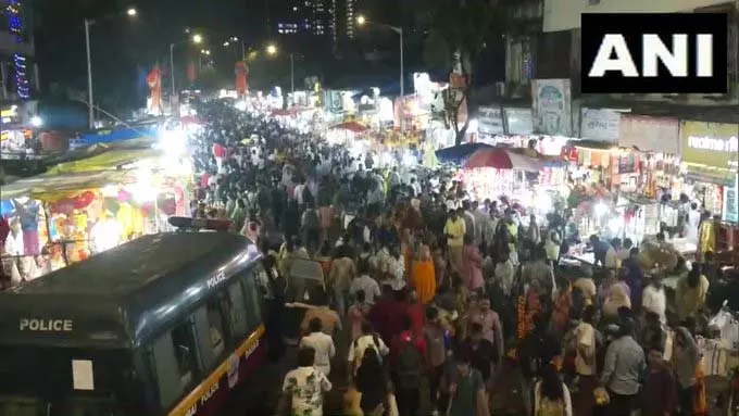 मुंबई के बाजारों में दिवाली शॉपिंग की रौनक, 20 अक्टूबर से शुरू होगा त्योहार मुंबई के बाजारों में दिवाली शॉपिंग की रौनक, 20 अक्टूबर से शुरू होगा त्योहार