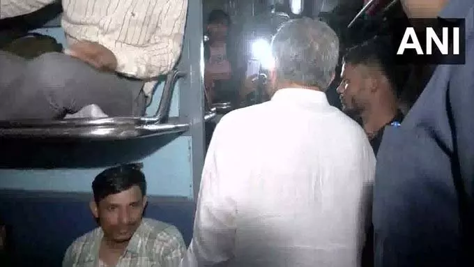 Delhi: रेलवे मंत्री अश्विनी वैष्णव ने नई दिल्ली स्टेशन पर यात्रियों से की बातचीत Delhi: रेलवे मंत्री अश्विनी वैष्णव ने नई दिल्ली स्टेशन पर यात्रियों से की बातचीत