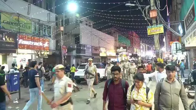 Delhi Police ने त्योहारों से पहले किया Karol Bagh में पैदल गश्त, सुरक्षा व्यवस्था की समीक्षा Delhi Police ने त्योहारों से पहले किया Karol Bagh में पैदल गश्त, सुरक्षा व्यवस्था की समीक्षा