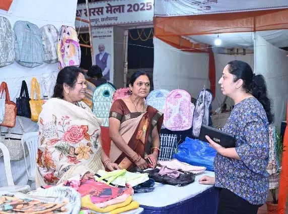 सरस मेला 2025 में 17 राज्यों की स्व सहायता समूह की महिलाओं ने लिया भाग सरस मेला 2025 में 17 राज्यों की स्व सहायता समूह की महिलाओं ने लिया भाग