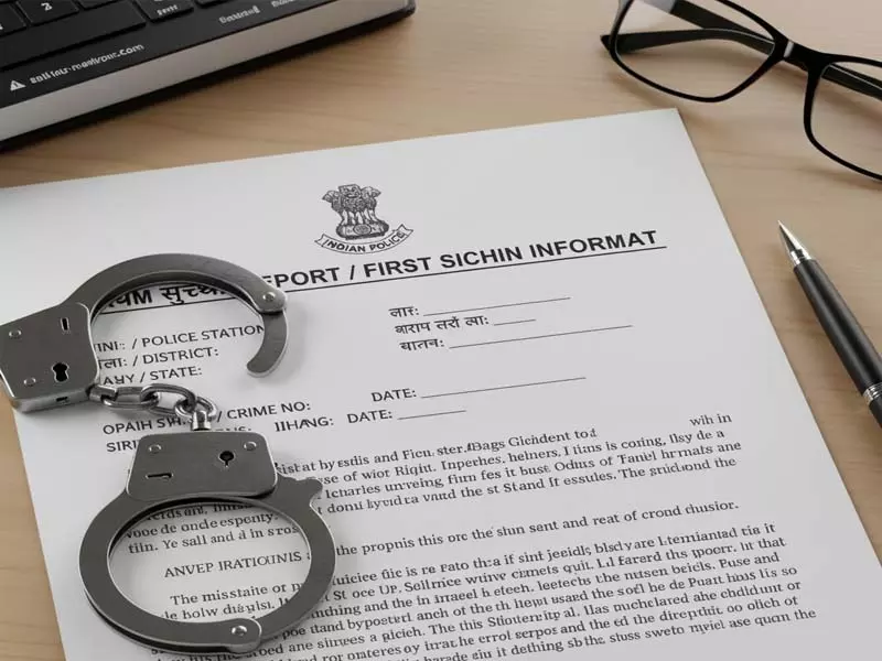 FIR दर्ज: महिला पति के भांजे संग फरार FIR दर्ज: महिला पति के भांजे संग फरार