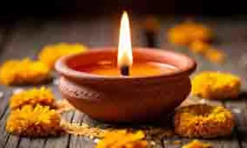 Diwali 2025 Upay: दीपावली पर दीए के नीचे रखें ये खास वस्तु, साल भर बरसेगी मां लक्ष्मी की कृपा Diwali 2025 Upay: दीपावली पर दीए के नीचे रखें ये खास वस्तु, साल भर बरसेगी मां लक्ष्मी की कृपा