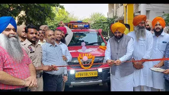 Khanna नगर निगम को दो दमकल गाड़ियां मिलीं Khanna नगर निगम को दो दमकल गाड़ियां मिलीं