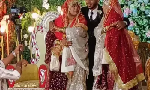 मंडप में ये नजारा देखकर सब रह गए भौचक्के, 2 लड़कियों से युवक ने रचाई शादी