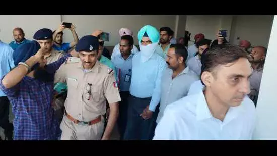 DIG HS भुल्लर की गिरफ्तारी: एक सहज, विशेषाधिकार प्राप्त उन्नति के बाद DIG HS भुल्लर की गिरफ्तारी: एक सहज, विशेषाधिकार प्राप्त उन्नति के बाद
