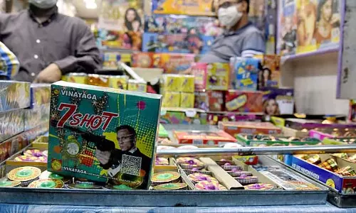 बिना चश्मा पहने पटाखे न जलाएं: डॉक्टरों की सलाह बिना चश्मा पहने पटाखे न जलाएं: डॉक्टरों की सलाह
