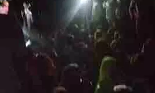 Lakhimpur Kheri: सड़क पर शव रखकर परिजनों ने लगाया जाम Lakhimpur Kheri: सड़क पर शव रखकर परिजनों ने लगाया जाम