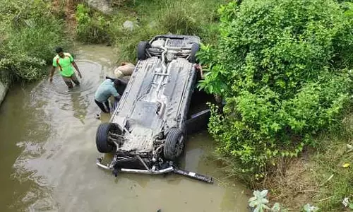 कार दुर्घटना: सड़क किनारे खाई में पलट गई कार दुर्घटना: सड़क किनारे खाई में पलट गई