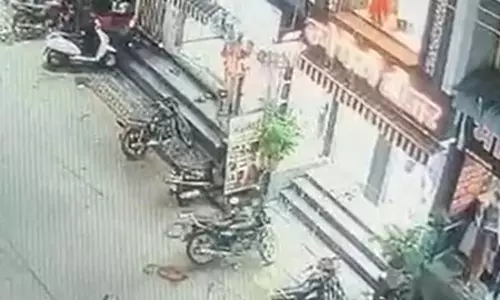 दीपावली की सजावट के दौरान दो मजदूर तीसरी मंजिल से गिरे