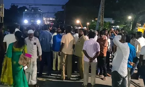 Tamil Nadu : काफी देर तक रेलवे फाटक न खुलने पर लोगों ने एक्सप्रेस ट्रेन रोककर विरोध जताया Tamil Nadu : काफी देर तक रेलवे फाटक न खुलने पर लोगों ने एक्सप्रेस ट्रेन रोककर विरोध जताया