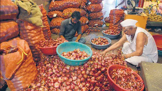 onion की कीमतों में भारी गिरावट से किसानों के लिए दिवाली काली onion की कीमतों में भारी गिरावट से किसानों के लिए दिवाली काली