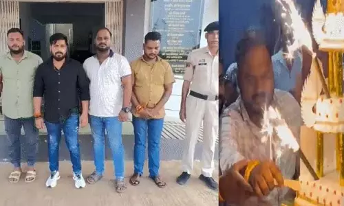 फॉर्च्यूनर कार को बीच सड़क में खड़ी कर काटा केक मनाया बर्थडे, 4 युवक गिरफ्तार फॉर्च्यूनर कार को बीच सड़क में खड़ी कर काटा केक मनाया बर्थडे, 4 युवक गिरफ्तार