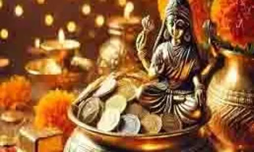 Dhanteras 2025: धनतेरस पर मां लक्ष्मी-भगवान धन्वंतरि और कुबेर को पूजा के समय चढ़ाएं ये फूल, प्रसन्न होकर देंगे आशीर्वाद