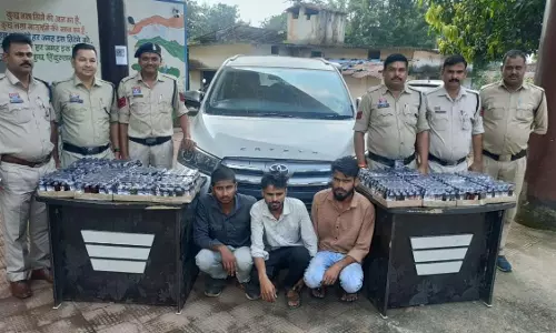 इनोवा Car से कैश और कफ सिरप जब्त, सरगुजा के सप्लायर गिरफ्तार इनोवा Car से कैश और कफ सिरप जब्त, सरगुजा के सप्लायर गिरफ्तार
