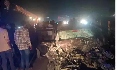 MP News:दर्शन से लौट रहे युवकों की कार कंटेनर से टकराई, 3 की मौत, 1 घायल