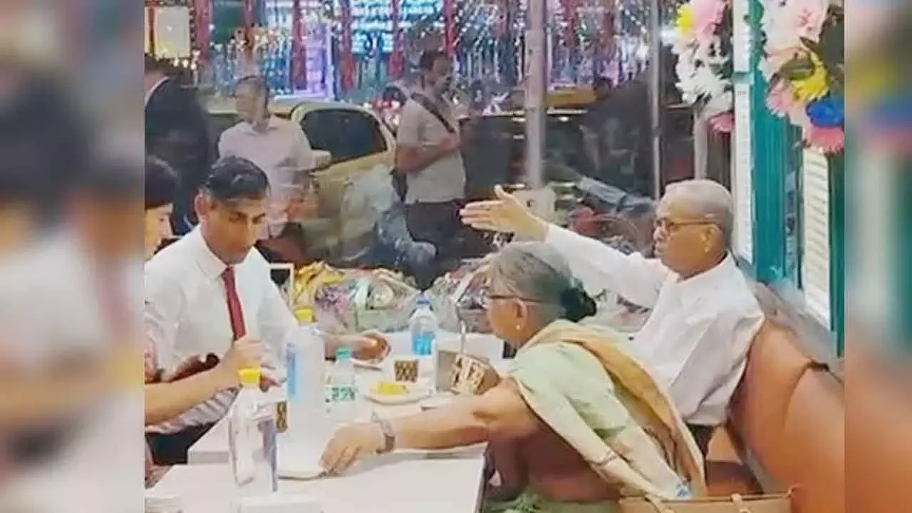 Rishi Sunak ने दिल्ली के बंगाली मार्केट में ससुराल वालों के साथ मिठाई का आनंद लिया