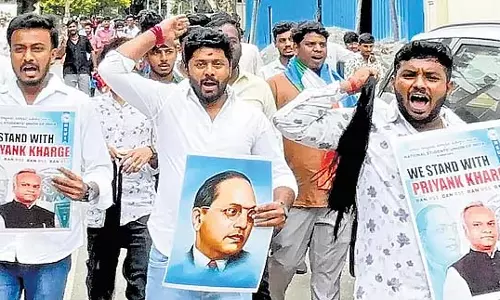 यूथ कांग्रेस ने RSS ऑफिस के सामने किया प्रदर्शन: BJP ने कार्रवाई की मांग की यूथ कांग्रेस ने RSS ऑफिस के सामने किया प्रदर्शन: BJP ने कार्रवाई की मांग की