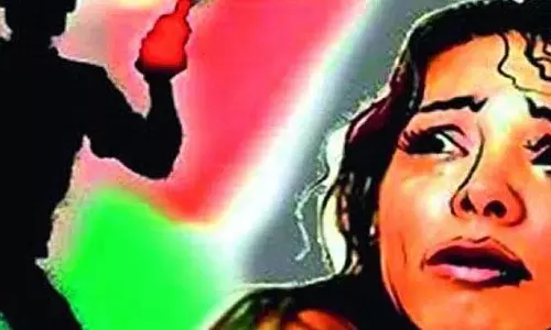 Bhopal : लिव-इन पार्टनर के खिलाफ रेप का केस करने पर 24 साल की महिला पर एसिड अटैक Bhopal : लिव-इन पार्टनर के खिलाफ रेप का केस करने पर 24 साल की महिला पर एसिड अटैक