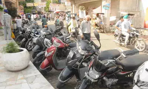 Punjab: त्योहार के दौरान श्रद्धालुओं की भीड़ बढ़ने से स्वर्ण मंदिर के आसपास पार्किंग की समस्या Punjab: त्योहार के दौरान श्रद्धालुओं की भीड़ बढ़ने से स्वर्ण मंदिर के आसपास पार्किंग की समस्या
