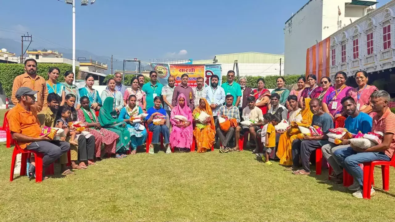 Haldwani: सारथी फाउंडेशन ने वंचितों के बीच बांटी दीपावली की मिठास Haldwani: सारथी फाउंडेशन ने वंचितों के बीच बांटी दीपावली की मिठास