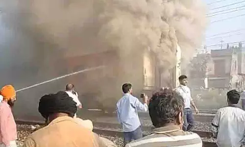 Punjab के सरहिंद में गरीब रथ अग्निकांड, 3AC बोगियों में सवार यात्री चमत्कारिक रूप से बच निकले